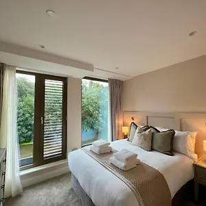 The Noir Blanc Retreat At Ryedale House Apartment