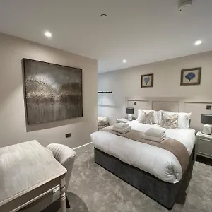 The Monochrome At Ryedale House Apartment