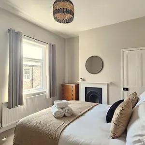 St Pauls Terrace - 2 Bed House Nr Train Station Holiday home